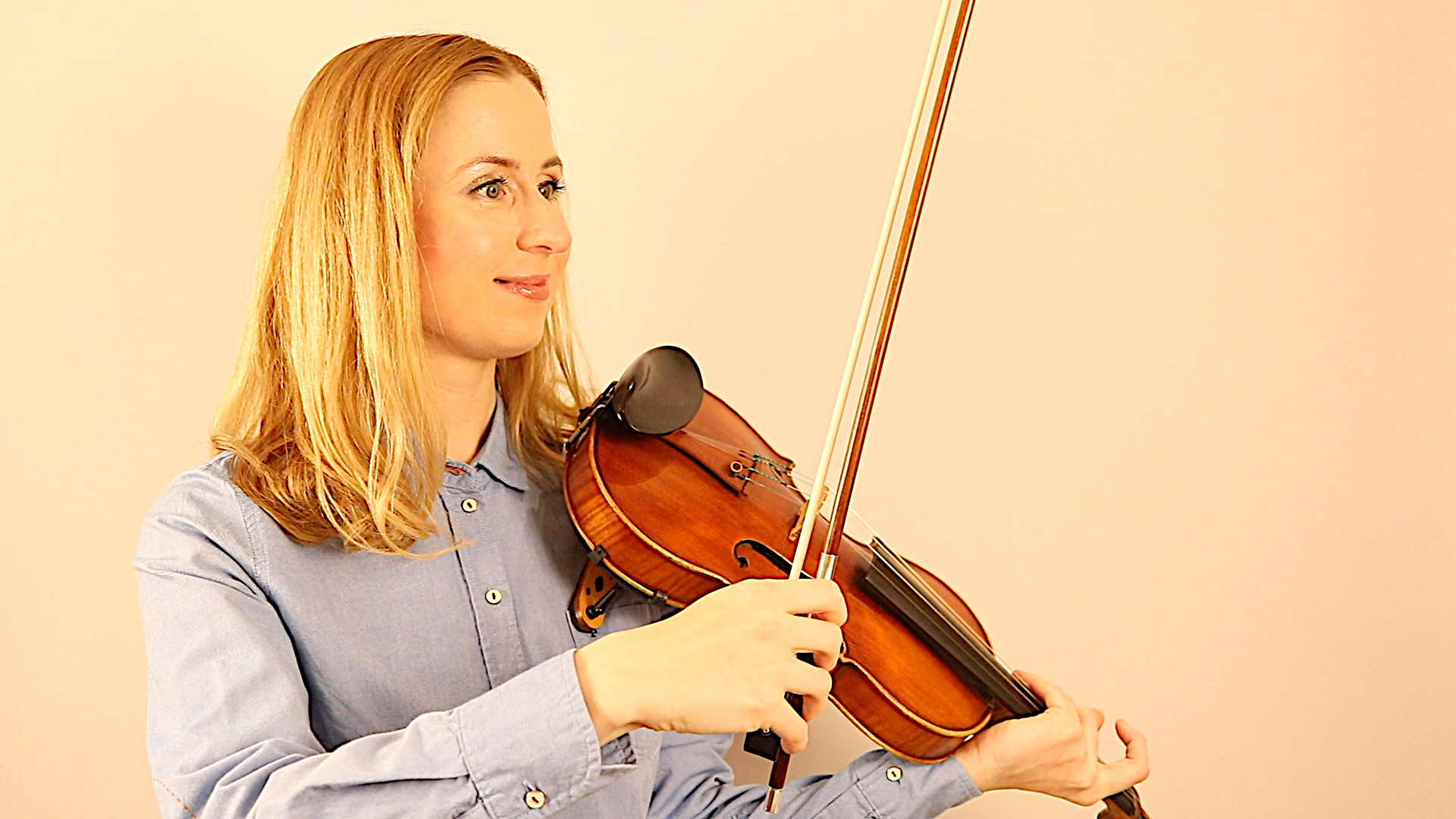 Leonore Haupt beim Geigenspiel – konzentriertes Zuhören